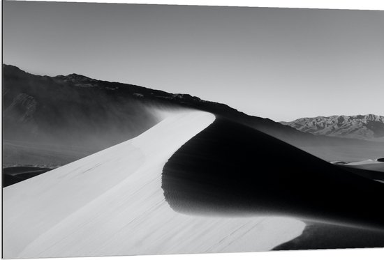 Dibond - Zandheuvel in de woestijn Zwart-Wit - 120x80 cm Foto op Aluminium (Met Ophangsysteem)