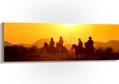 Hout - Groepje Cowboys op Paarden Rijdend door Landschap bij de Ondergaande Zon - 120x40 cm - 9 mm dik - Foto op Hout (Met Ophangsysteem)