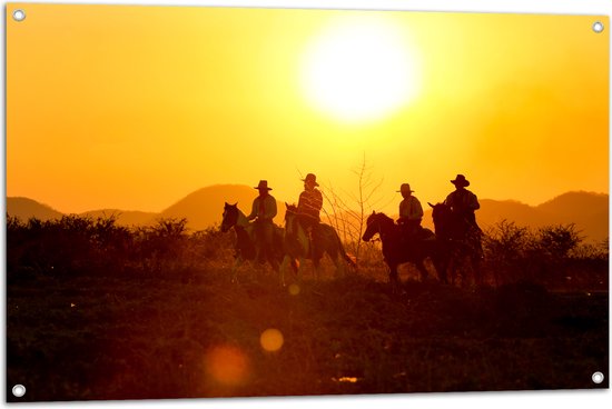 Tuinposter – Groepje Cowboys op Paarden Rijdend door Landschap bij de Ondergaande Zon - 105x70 cm Foto op Tuinposter (wanddecoratie voor buiten en binnen)