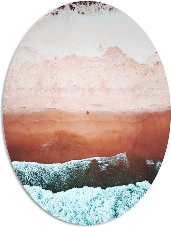 WallClassics - PVC Schuimplaat Ovaal - Bovenaanzicht van Schuimende Golven naar het Strand toe - 72x96 cm Foto op Ovaal (Met Ophangsysteem)
