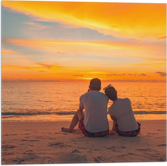 Vlag - Achteraanzicht van Verliefd Koppel op het Strand tijdens de Avondzon - 50x50 cm Foto op Polyester Vlag