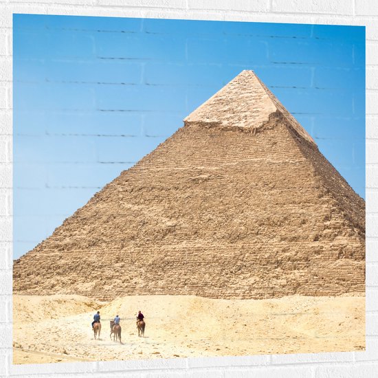 WallClassics - Muursticker - Piramide in de Woestijn - 100x100 cm Foto op Muursticker