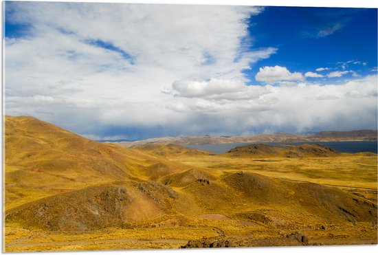 Acrylglas - Geel Berglandschap onder Wolkenveld in Peru - 90x60 cm Foto op Acrylglas (Wanddecoratie op Acrylaat)