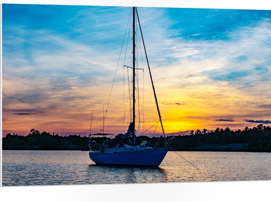 WallClassics - PVC Schuimplaat- Vissersboot met Hoge Mast en Zonsondergang - 105x70 cm Foto op PVC Schuimplaat