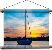 WallClassics - Textielposter - Vissersboot met Hoge Mast en Zonsondergang - 40x30 cm Foto op Textiel
