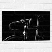 WallClassics - Muursticker - Foto van een Zwarte Fiets - 60x40 cm Foto op Muursticker