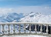 Fotobehang - Vlies Behang - Uitzicht vanaf het Terras op de Besneeuwde Bergtoppen - Bergen - Sneeuw - 312 x 219 cm
