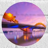 Muursticker Cirkel - Paarse Lucht boven Verlichte Dragon brug in Da Nang, Vietnam - 20x20 cm Foto op Muursticker