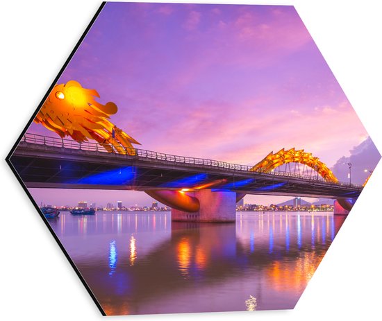 Dibond Hexagon - Paarse Lucht boven Verlichte Dragon brug in Da Nang, Vietnam - 30x26.1 cm Foto op Hexagon (Met Ophangsysteem)