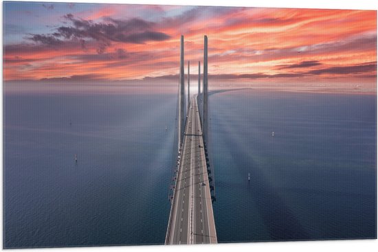 Vlag - Ondergaande Zon bij Grote Autobrug boven het Water - 105x70 cm Foto op Polyester Vlag