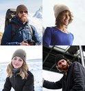 Collage van vier personen die mutsen dragen in verschillende omgevingen: man met rugzak, vrouw met krullen, vrouw in de sneeuw, man met baard.