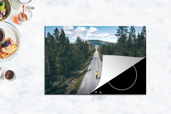 KitchenYeah® Inductie beschermer 77x51 cm - Eenzaam in de bossen van Noorwegen - Kookplaataccessoires - Afdekplaat voor kookplaat - Inductiebeschermer - Inductiemat - Inductieplaat mat