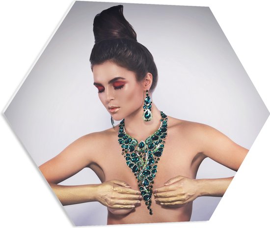 PVC Schuimplaat Hexagon - Naakte Vrouw met Groene Opvallende Sieraden en Handen voor Borsten - 60x52.2 cm Foto op Hexagon (Met Ophangsysteem)