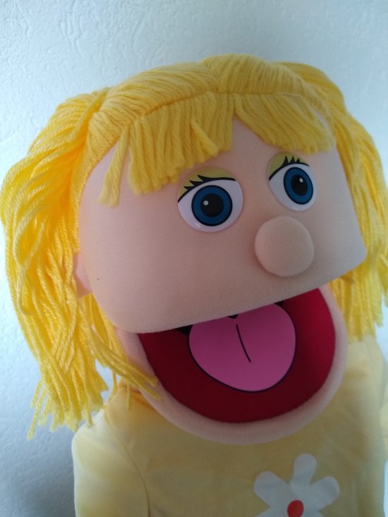 Handpop met geel krullend haar, grote blauwe ogen en open mond met roze tong.