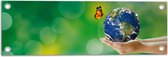 Tuinposter – Oranje Vlinder Vliegend naar Wereldbol in Handen - 60x20 cm Foto op Tuinposter (wanddecoratie voor buiten en binnen)