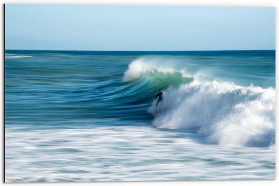 WallClassics - Dibond - Surfer over Razende Golven op Zee - 60x40 cm Foto op Aluminium (Wanddecoratie van metaal)