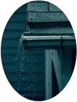 WallClassics - Dibond Ovaal - Water lopend uit Dakgoot - 42x56 cm Foto op Ovaal (Met Ophangsysteem)