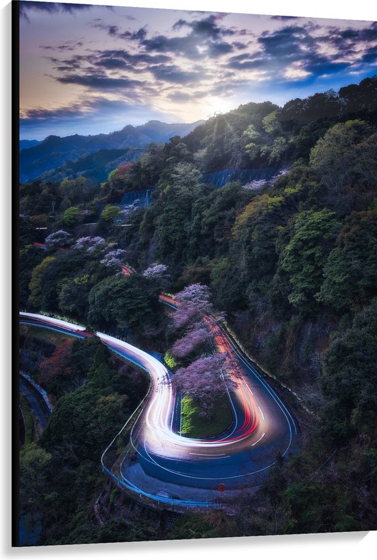 WallClassics - Toile - Rayons de lumière sur la route à travers un paysage de montagne - 100x150 cm Photo sur toile (Décoration murale sur toile)