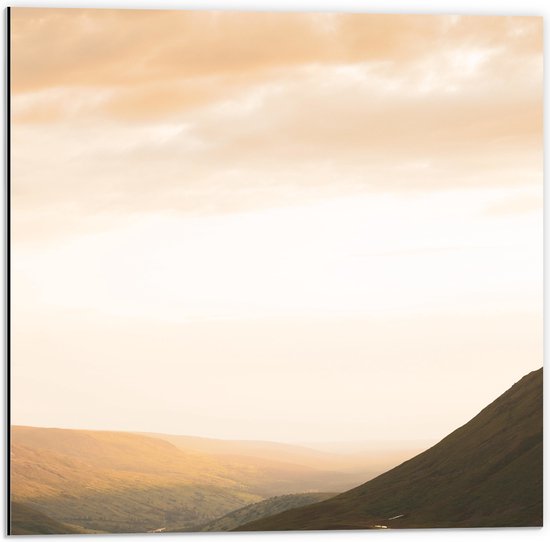 Dibond - Groene Bergen in de Wolken - 50x50 cm Foto op Aluminium (Wanddecoratie van metaal)