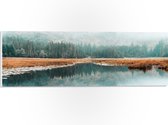 PVC Schuimplaat - Mooi Landschap aan een Meer - 60x20 cm Foto op PVC Schuimplaat (Met Ophangsysteem)