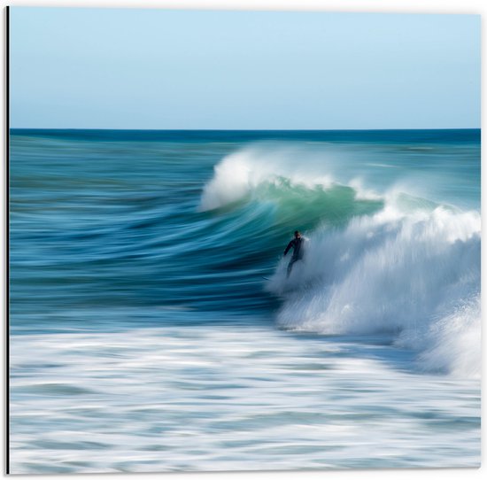 WallClassics - Dibond - Surfer over Razende Golven op Zee - 50x50 cm Foto op Aluminium (Wanddecoratie van metaal)