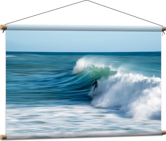 WallClassics - Textielposter - Surfer over Razende Golven op Zee - 90x60 cm Foto op Textiel