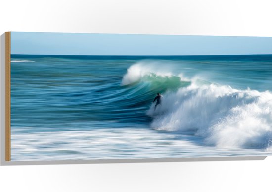 WallClassics - Hout - Surfer over Razende Golven op Zee - 100x50 cm - 9 mm dik - Foto op Hout (Met Ophangsysteem)