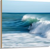 WallClassics - Hout - Surfer over Razende Golven op Zee - 100x100 cm - 9 mm dik - Foto op Hout (Met Ophangsysteem)