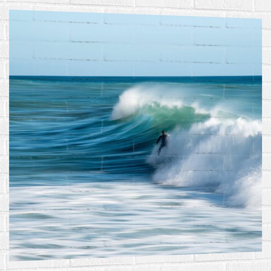 WallClassics - Muursticker - Surfer over Razende Golven op Zee - 100x100 cm Foto op Muursticker