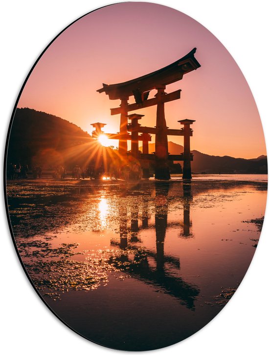 Dibond Ovaal - Ondergaande Zon - Itsukushima Shrine Japan - 30x40 cm Foto op Ovaal (Met Ophangsysteem)