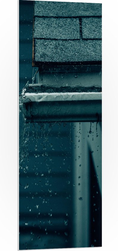WallClassics - PVC Schuimplaat - Water lopend uit Dakgoot - 40x120 cm Foto op PVC Schuimplaat (Met Ophangsysteem)