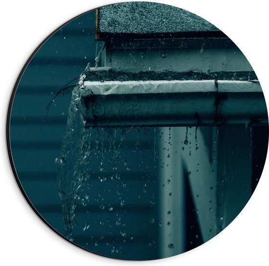 WallClassics - Dibond Muurcirkel - Water lopend uit Dakgoot - 20x20 cm Foto op Aluminium Muurcirkel (met ophangsysteem)