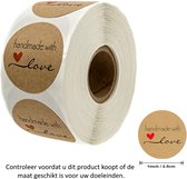 Rol met 500 Bruine Papieren Handmade with love stickers - 2.5 cm diameter - Handgemaakt - Rood hartje - Zelfgemaakt - Celebration - Feestje - Bruiloft - Decoratie - Versiering - Verjaardag