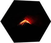 WallClassics - Dibond Hexagon - Vulkaanuitbarsting in het Donker - 60x52.2 cm Foto op Hexagon (Met Ophangsysteem)