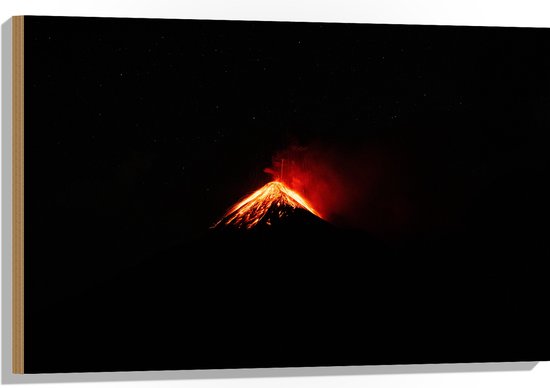 WallClassics - Hout - Vulkaanuitbarsting in het Donker - 90x60 cm - 9 mm dik - Foto op Hout (Met Ophangsysteem)