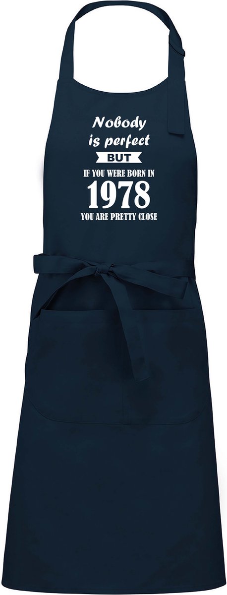 Cadeauschort - Tekstschort - Keukenschort - BBQ schort - verjaardag - vaderdag - moederdag - Nobody is perfect 1978 - navy blauw
