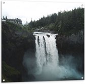 Tuinposter – Grote Waterval door Bergen - 100x100 cm Foto op Tuinposter (wanddecoratie voor buiten en binnen)