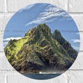 Muursticker Cirkel - Grote Berg in het Water - 30x30 cm Foto op Muursticker