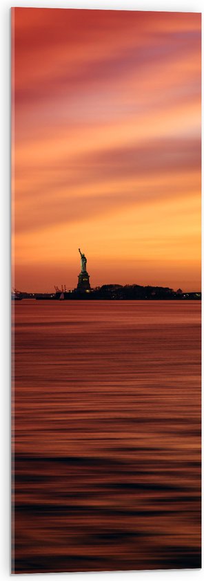WallClassics - Acrylglas - Vrijheidsbeeld in New York van Ver met Zonsondergang - 30x90 cm Foto op Acrylglas (Wanddecoratie op Acrylaat)