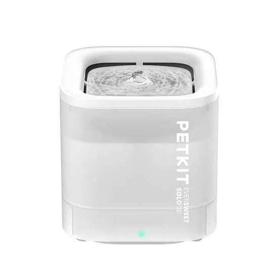 Witte PETKIT Eversweet Solo SE drinkfontein met stromend water en een groen lampje.