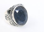 Zware bewerkte zilveren ring met blauwe saffier - maat 17.5