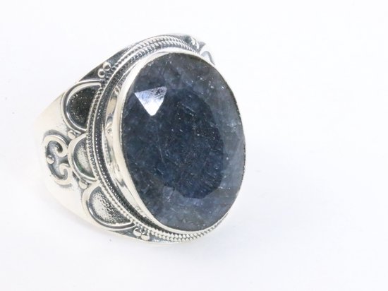 Zware bewerkte zilveren ring met blauwe saffier
