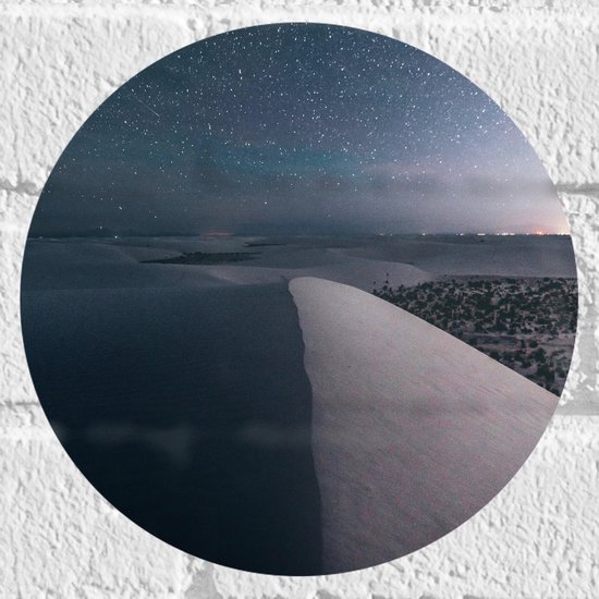 WallClassics - Muursticker Cirkel - Heldere Sterrenhemel boven Sneeuwbergen - 20x20 cm Foto op Muursticker