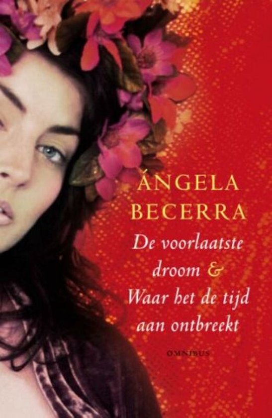 Close-up van een vrouw met bloemen in haar haar, rode achtergrond met tekst.