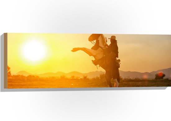 Hout - Felle Grote Zon achter Stijgerend Paard met Cowboy - 90x30 cm - 9 mm dik - Foto op Hout (Met Ophangsysteem)