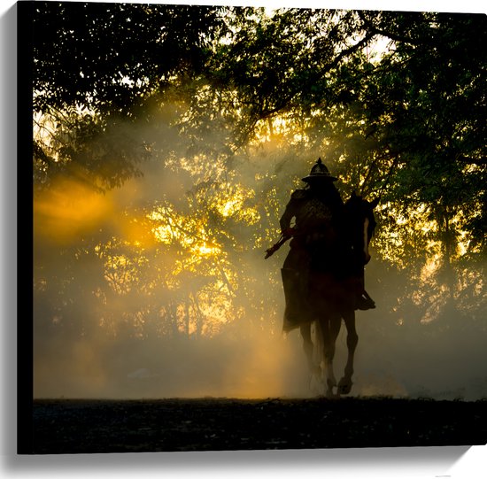 Canvas - Cowboy Rijdend in Mistig Bos - 60x60 cm Foto op Canvas Schilderij (Wanddecoratie op Canvas)