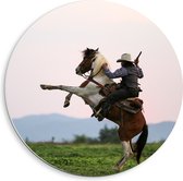 PVC Schuimplaat Muurcirkel - Cowboy met Geweer op Stijgerend Paard - 40x40 cm Foto op Muurcirkel (met ophangsysteem)