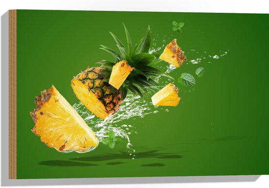 Hout - Gele Ananas in Stukken tegen Groene Achtergrond - 60x40 cm - 9 mm dik - Foto op Hout (Met Ophangsysteem)