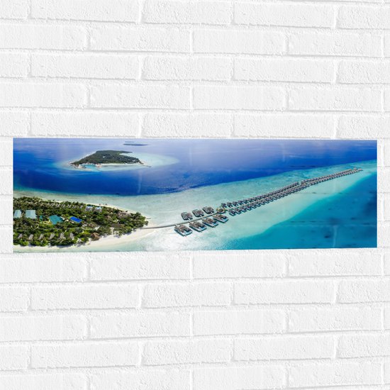 Muursticker - Tropisch Resort op Felblauwe Oceaan op de Maledieven - 90x30 cm Foto op Muursticker