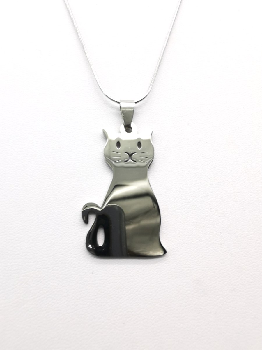 Hanger van een kat met een bijbehorende rvs ketting L 50cm.